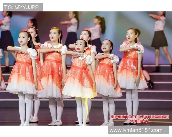 小姐姐化身足球明星模仿秀唱响绿茵场上的动人旋律